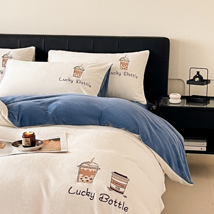 91家纺网 家纺一手货源 找家纺 ONE TWO ONE 121 2025新品牛奶绒纯色刺绣四件套-lucky刺绣系列场景二 Lucky-雾兰