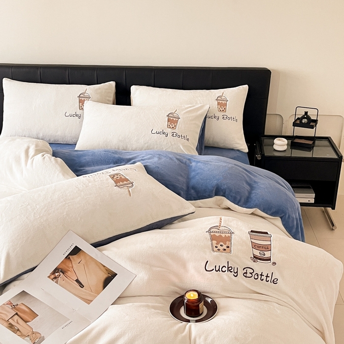 91家纺网 家纺一手货源 找家纺 ONE TWO ONE 121 2025新品牛奶绒纯色刺绣四件套-lucky刺绣系列场景二 Lucky-雾兰