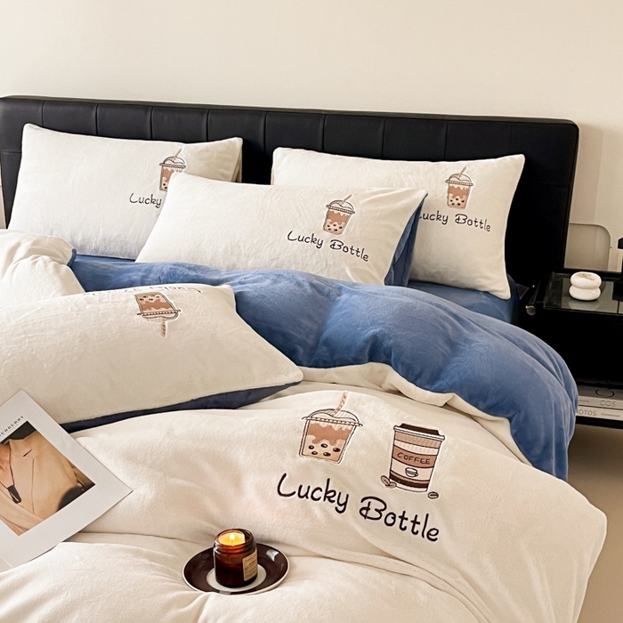 91家纺网 家纺一手货源 找家纺 ONE TWO ONE 121 2025新品牛奶绒纯色刺绣四件套-lucky刺绣系列场景二 Lucky-雾兰