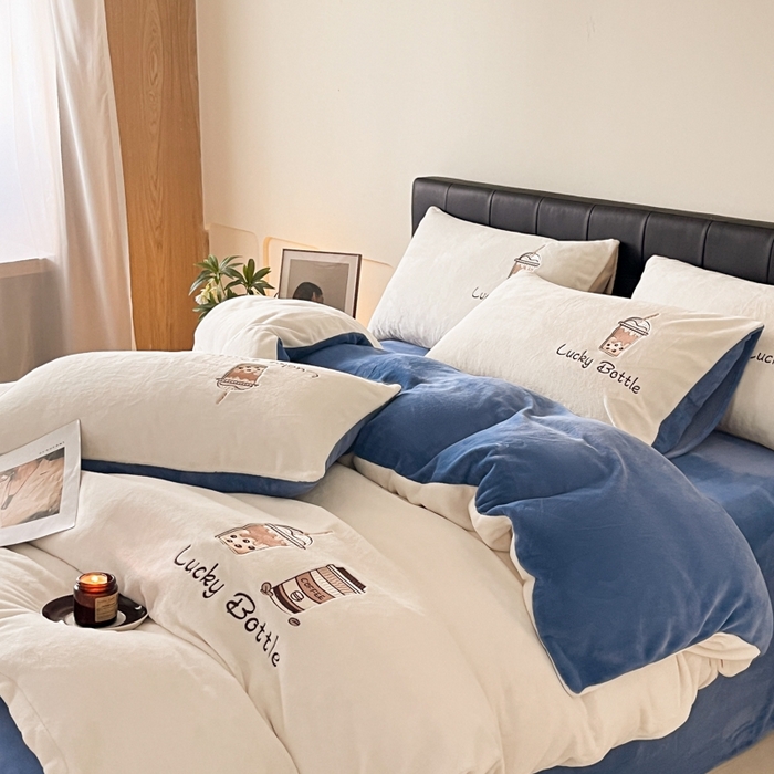91家纺网 家纺一手货源 找家纺 ONE TWO ONE 121 2025新品牛奶绒纯色刺绣四件套-lucky刺绣系列场景二 Lucky-雾兰