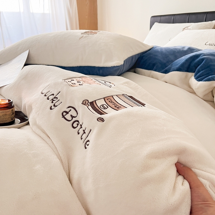 91家纺网 家纺一手货源 找家纺 ONE TWO ONE 121 2025新品牛奶绒纯色刺绣四件套-lucky刺绣系列场景二 Lucky-雾兰