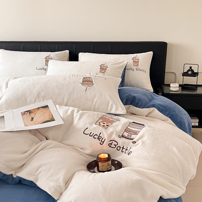 91家纺网 家纺一手货源 找家纺 ONE TWO ONE 121 2025新品牛奶绒纯色刺绣四件套-lucky刺绣系列场景二 Lucky-雾兰