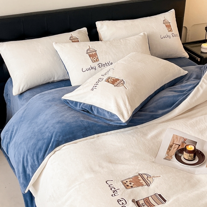 91家纺网 家纺一手货源 找家纺 ONE TWO ONE 121 2025新品牛奶绒纯色刺绣四件套-lucky刺绣系列场景二 Lucky-雾兰