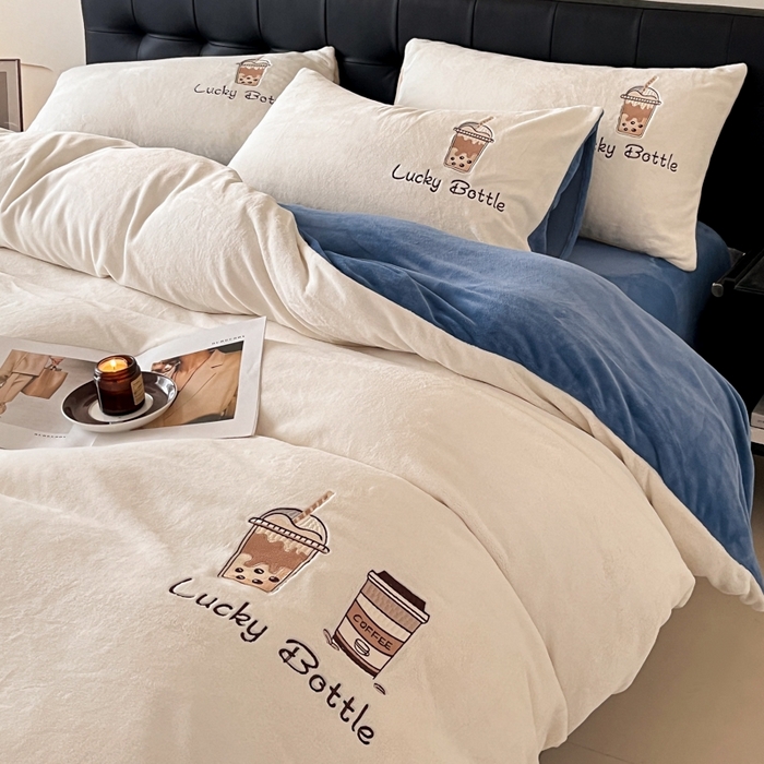 91家纺网 家纺一手货源 找家纺 ONE TWO ONE 121 2025新品牛奶绒纯色刺绣四件套-lucky刺绣系列场景二 Lucky-雾兰