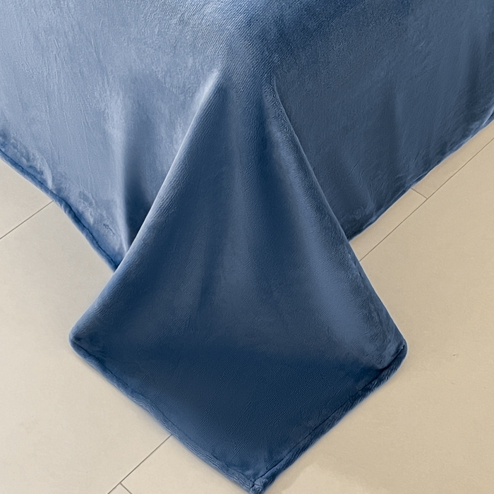 91家纺网 家纺一手货源 找家纺 ONE TWO ONE 121 2025新品牛奶绒纯色刺绣四件套-lucky刺绣系列场景二 Lucky-雾兰