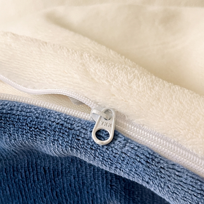 91家纺网 家纺一手货源 找家纺 ONE TWO ONE 121 2025新品牛奶绒纯色刺绣四件套-lucky刺绣系列场景二 Lucky-雾兰