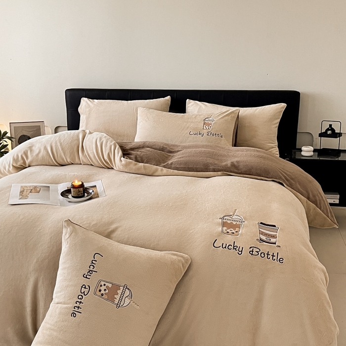 ONE TWO ONE 121 2025新品牛奶绒纯色刺绣四件套-lucky刺绣系列场景二 Lucky-榛果咖