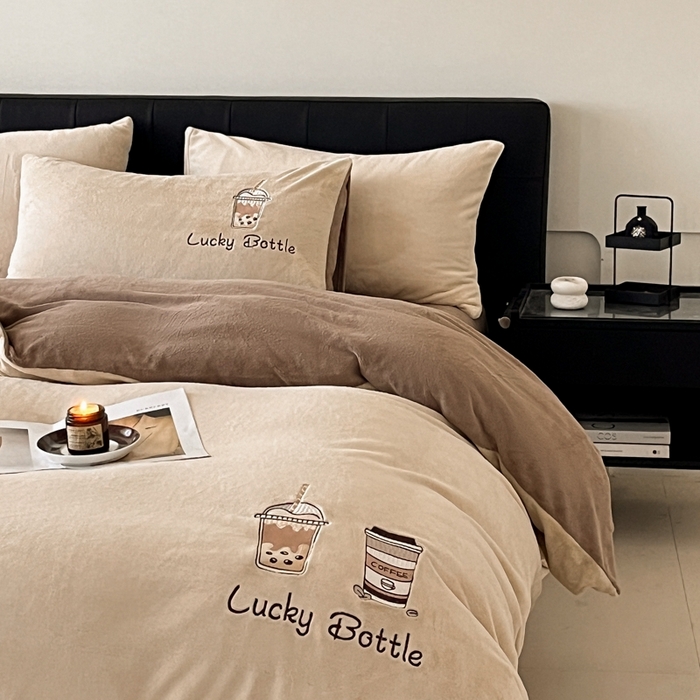 91家纺网 家纺一手货源 找家纺 ONE TWO ONE 121 2025新品牛奶绒纯色刺绣四件套-lucky刺绣系列场景二 Lucky-榛果咖