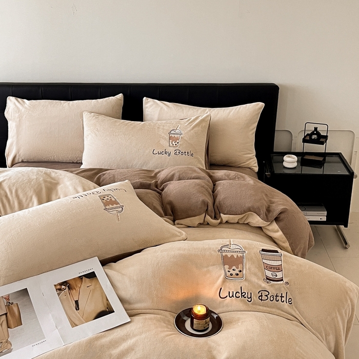 91家纺网 家纺一手货源 找家纺 ONE TWO ONE 121 2025新品牛奶绒纯色刺绣四件套-lucky刺绣系列场景二 Lucky-榛果咖