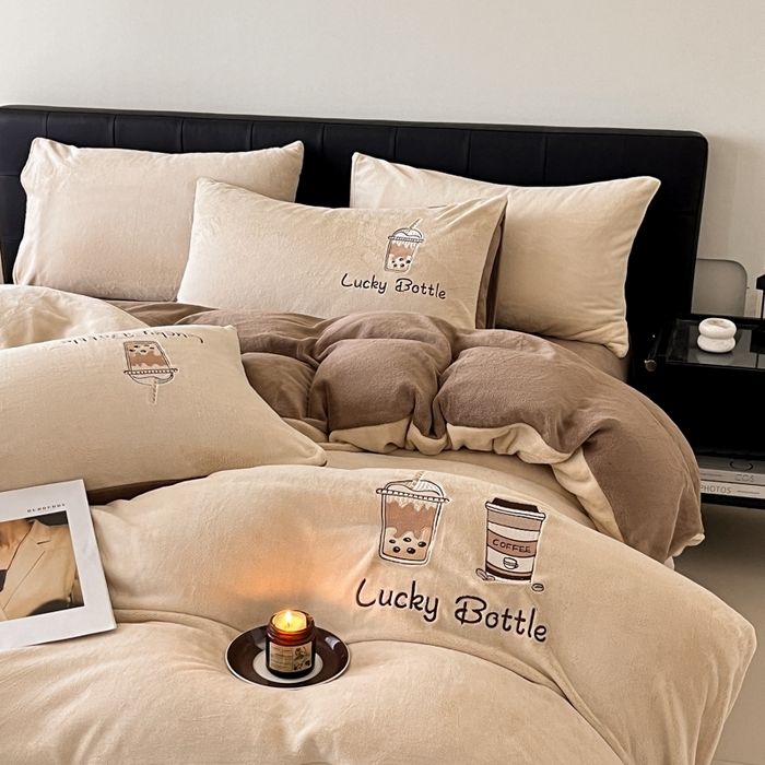 91家纺网 家纺一手货源 找家纺 ONE TWO ONE 121 2025新品牛奶绒纯色刺绣四件套-lucky刺绣系列场景二 Lucky-榛果咖