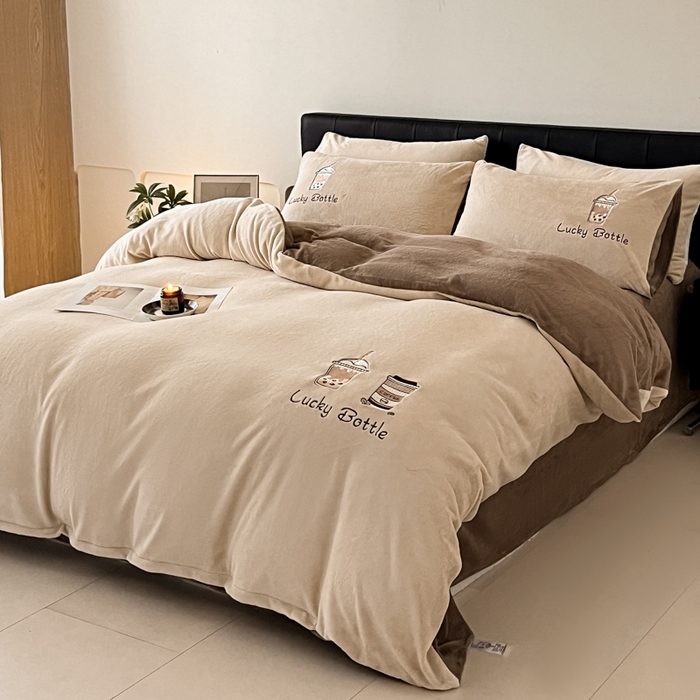 91家纺网 家纺一手货源 找家纺 ONE TWO ONE 121 2025新品牛奶绒纯色刺绣四件套-lucky刺绣系列场景二 Lucky-榛果咖