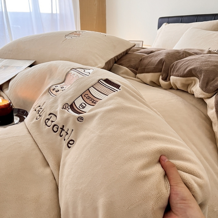 91家纺网 家纺一手货源 找家纺 ONE TWO ONE 121 2025新品牛奶绒纯色刺绣四件套-lucky刺绣系列场景二 Lucky-榛果咖