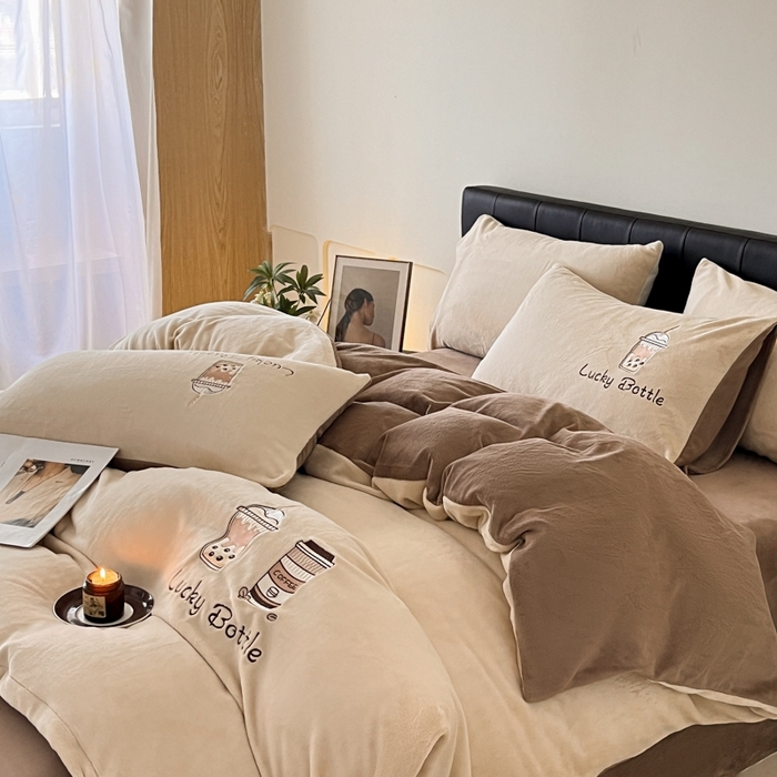 91家纺网 家纺一手货源 找家纺 ONE TWO ONE 121 2025新品牛奶绒纯色刺绣四件套-lucky刺绣系列场景二 Lucky-榛果咖