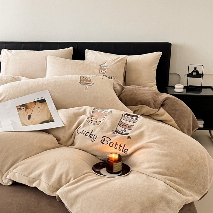 91家纺网 家纺一手货源 找家纺 ONE TWO ONE 121 2025新品牛奶绒纯色刺绣四件套-lucky刺绣系列场景二 Lucky-榛果咖