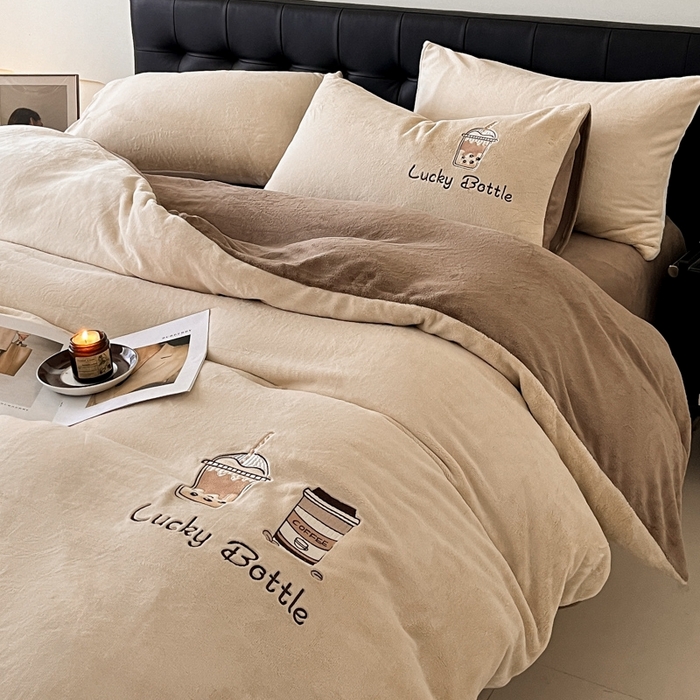 91家纺网 家纺一手货源 找家纺 ONE TWO ONE 121 2025新品牛奶绒纯色刺绣四件套-lucky刺绣系列场景二 Lucky-榛果咖