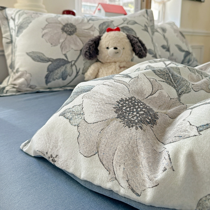 91家纺网 家纺一手货源 找家纺 优选直播新款全棉磨毛喷气印花四件套加厚纯棉三件套（一字绣工艺款）学生三件套 蓝汐