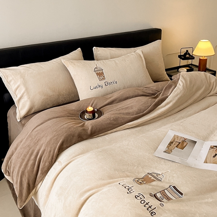 91家纺网 家纺一手货源 找家纺 ONE TWO ONE 121 2025新品牛奶绒纯色刺绣四件套-lucky刺绣系列场景二 Lucky-榛果咖