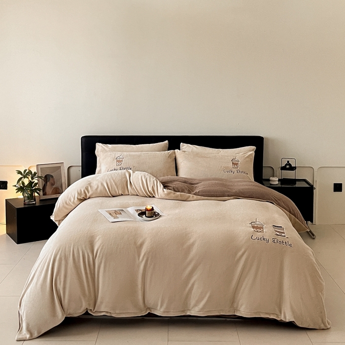 91家纺网 家纺一手货源 找家纺 ONE TWO ONE 121 2025新品牛奶绒纯色刺绣四件套-lucky刺绣系列场景二 Lucky-榛果咖