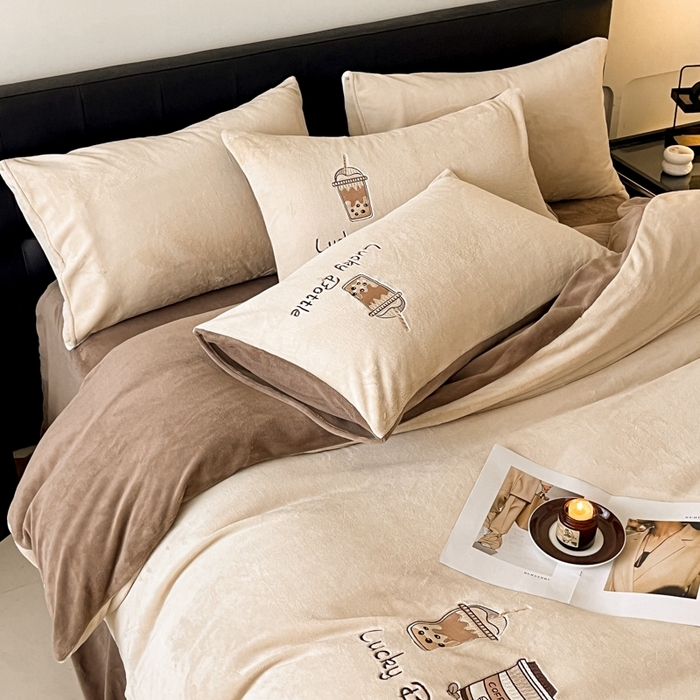 91家纺网 家纺一手货源 找家纺 ONE TWO ONE 121 2025新品牛奶绒纯色刺绣四件套-lucky刺绣系列场景二 Lucky-榛果咖