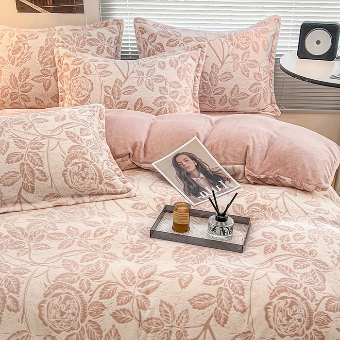 91家纺网 家纺一手货源 找家纺 倾慕家纺 2026新款舒适保暖立体浮雕绒系列单被套 爱意浓粉