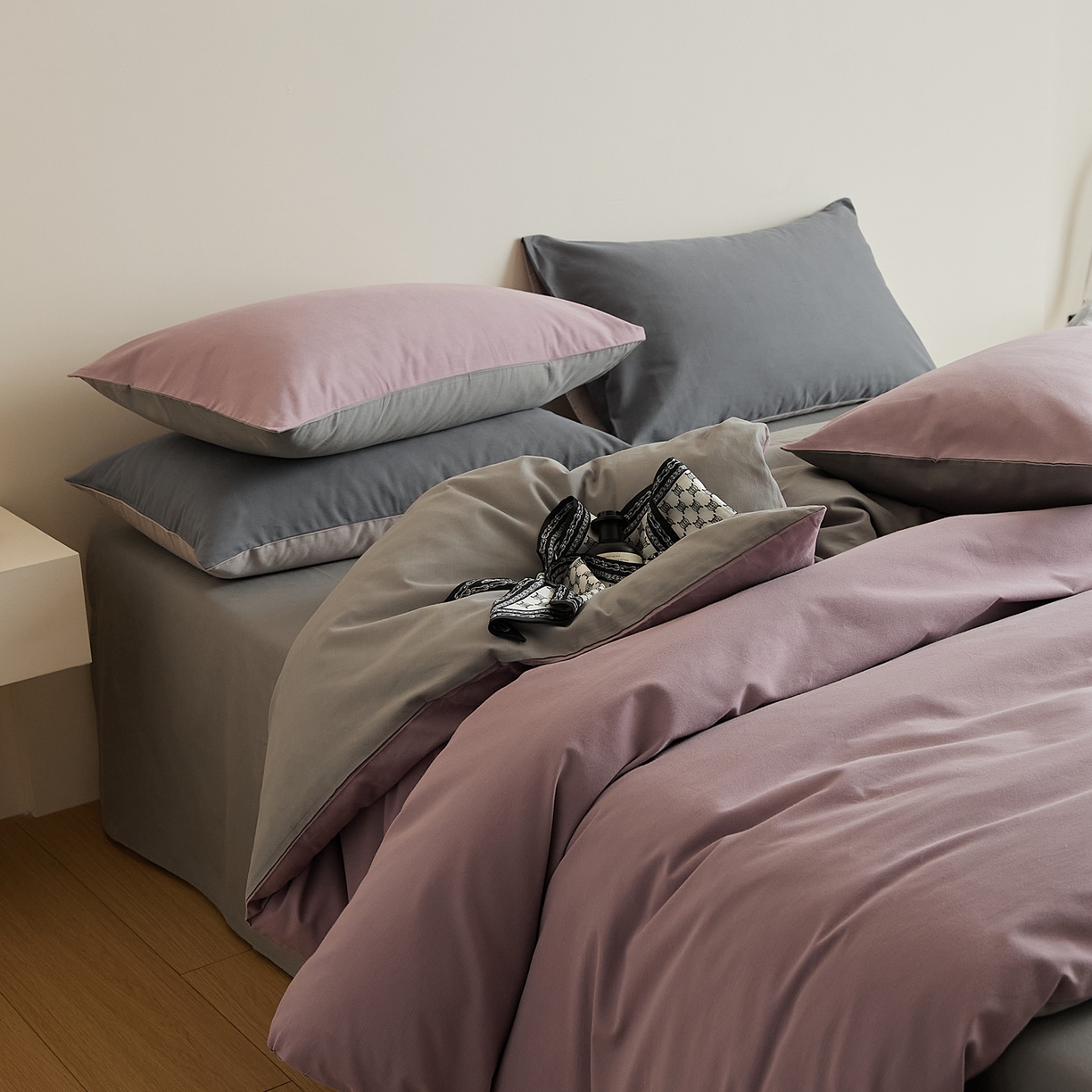 91家纺网 家纺一手货源 找家纺 禾时 2025新款A类全棉纯棉贡缎磨毛双拼色四件套 紫调