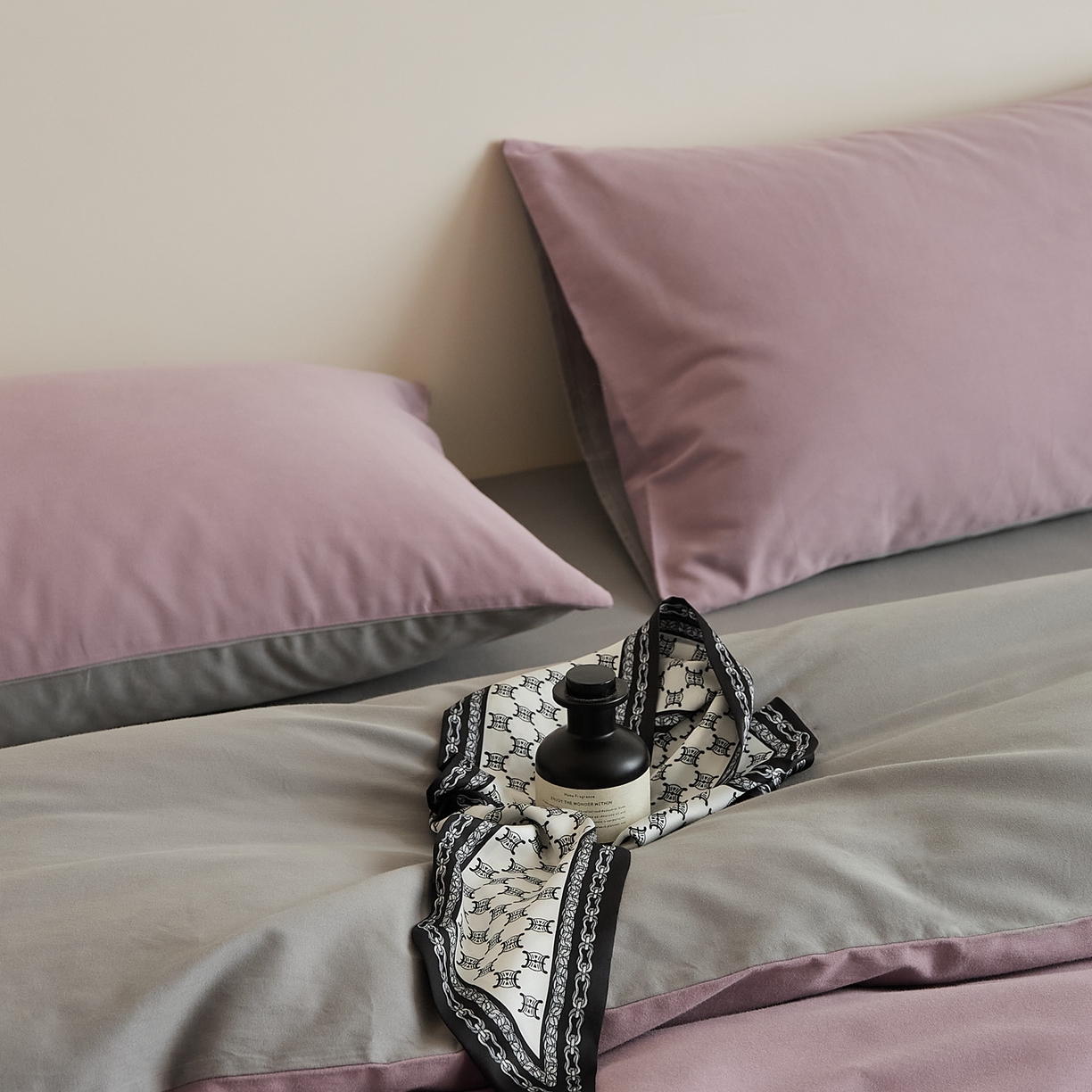 91家纺网 家纺一手货源 找家纺 禾时 2025新款A类全棉纯棉贡缎磨毛双拼色四件套 紫调