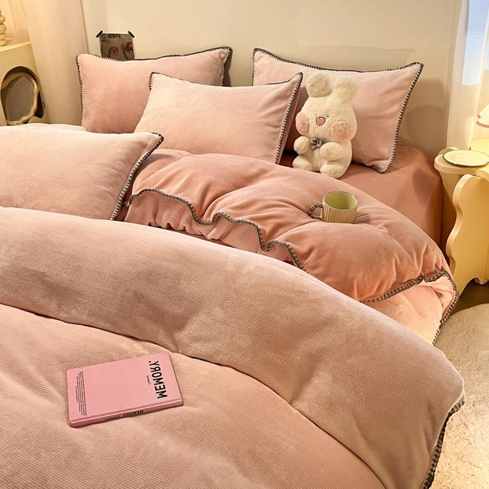 91家纺网 家纺一手货源 找家纺 ab家纺 2025新款贝壳边消光牛奶绒四件套 浅粉