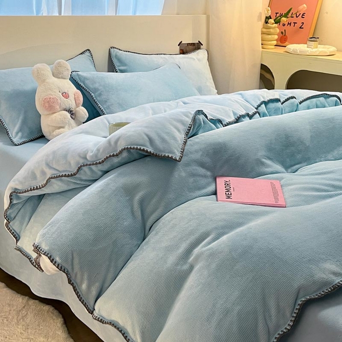 91家纺网 家纺一手货源 找家纺 ab家纺 2025新款贝壳边消光牛奶绒四件套 浅兰