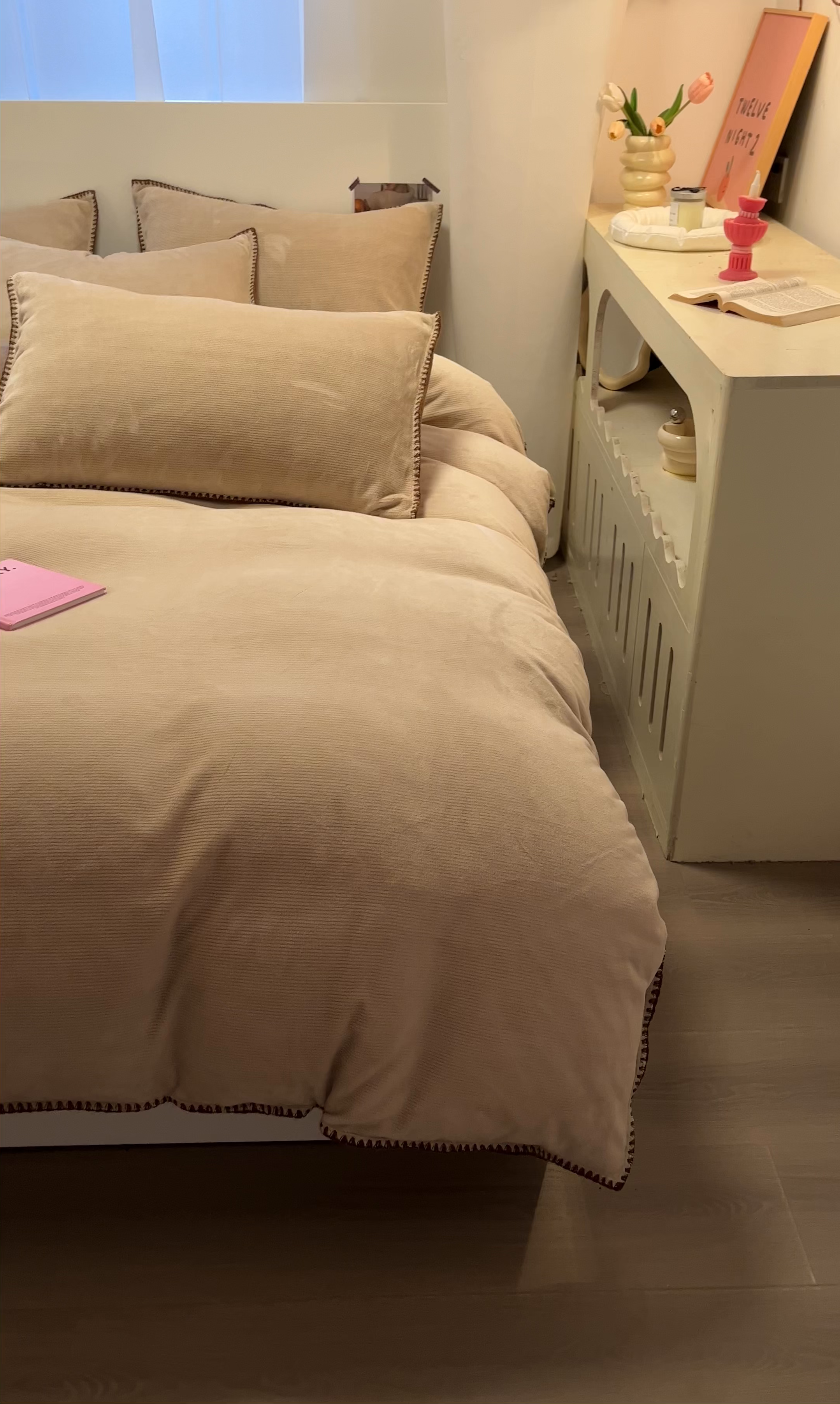 91家纺网 家纺一手货源 找家纺 ab家纺 2025新款贝壳边消光牛奶绒四件套 米灰