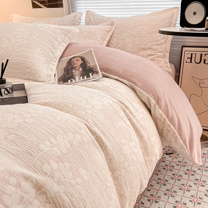 91家纺网 家纺一手货源 找家纺 倾慕家纺 2026新款舒适保暖立体浮雕绒系列单被套 豆蔻年华粉