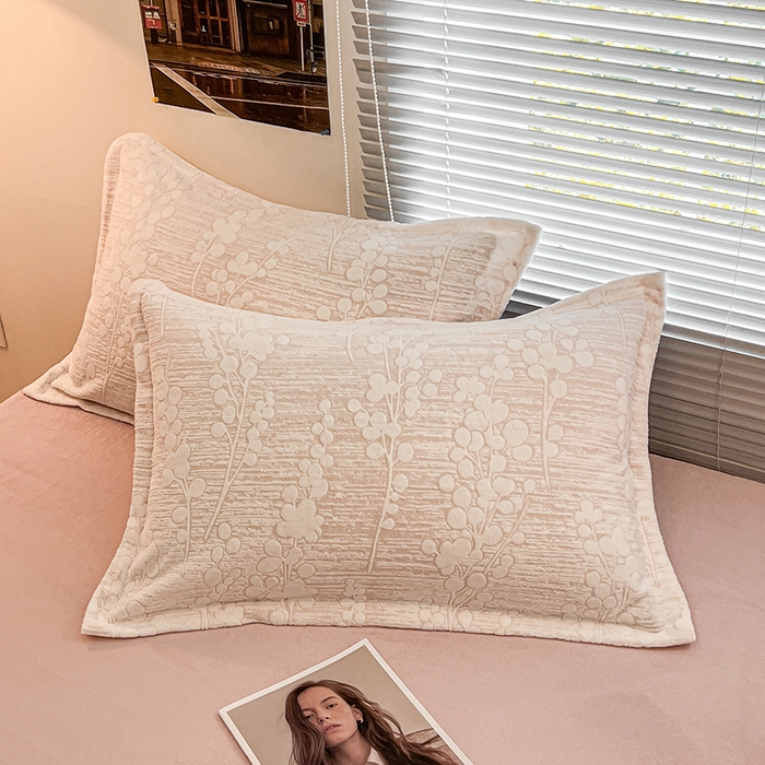 91家纺网 家纺一手货源 找家纺 倾慕家纺 2026新款舒适保暖立体浮雕绒系列单被套 豆蔻年华粉