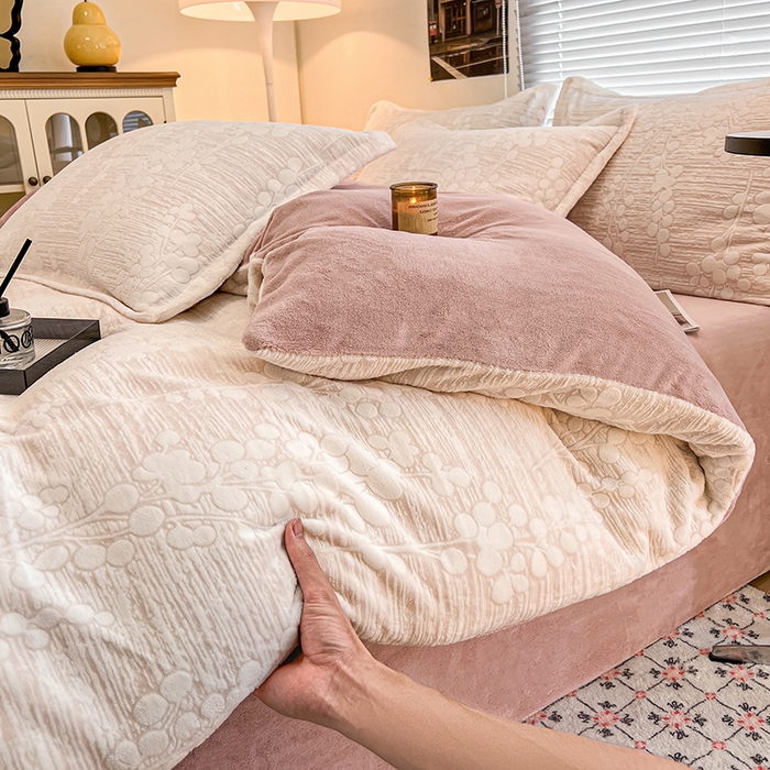 91家纺网 家纺一手货源 找家纺 倾慕家纺 2026新款舒适保暖立体浮雕绒系列单被套 豆蔻年华粉