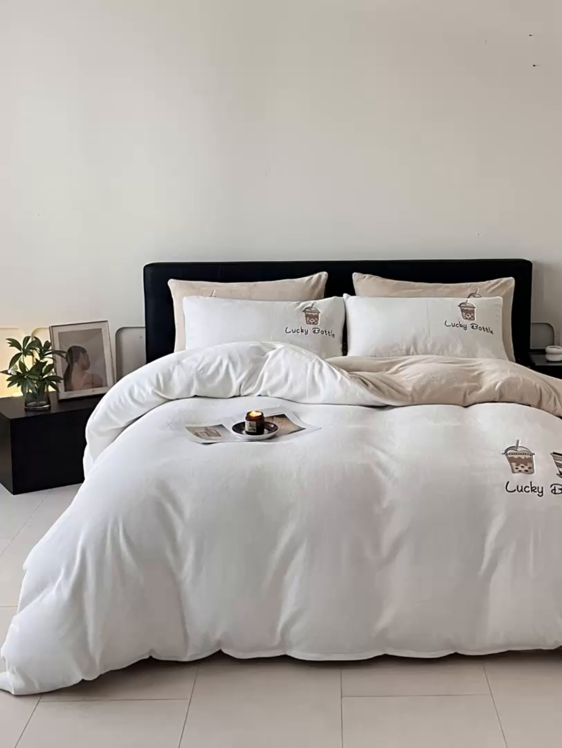 91家纺网 家纺一手货源 找家纺 （总）ONE TWO ONE 121 2025新品牛奶绒纯色刺绣四件套-lucky刺绣系列场景二