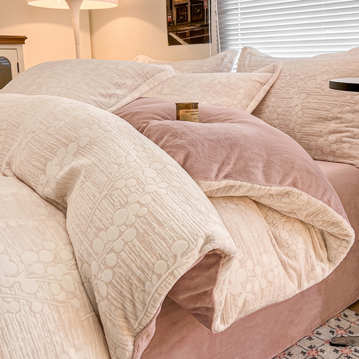 91家纺网 家纺一手货源 找家纺 倾慕家纺 2026新款舒适保暖立体浮雕绒系列单被套 豆蔻年华粉