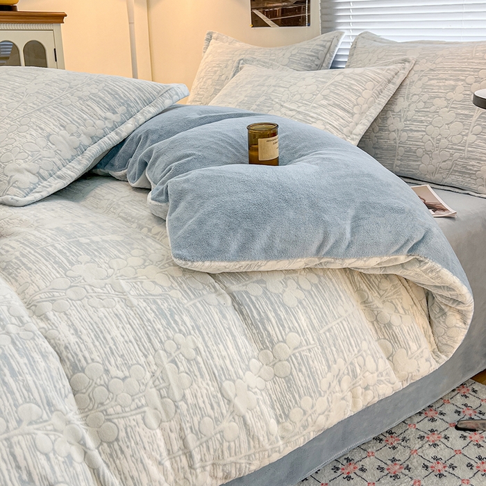 91家纺网 家纺一手货源 找家纺 倾慕家纺 2026新款舒适保暖立体浮雕绒系列单被套 豆蔻年华蓝