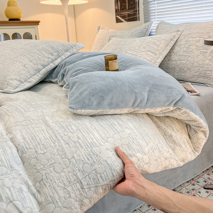 91家纺网 家纺一手货源 找家纺 倾慕家纺 2026新款舒适保暖立体浮雕绒系列单被套 豆蔻年华蓝