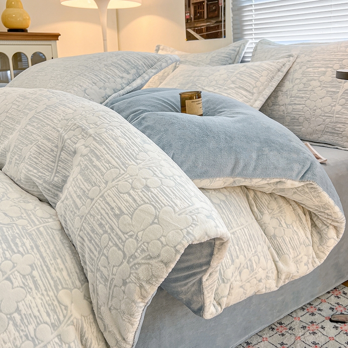 91家纺网 家纺一手货源 找家纺 倾慕家纺 2026新款舒适保暖立体浮雕绒系列单被套 豆蔻年华蓝