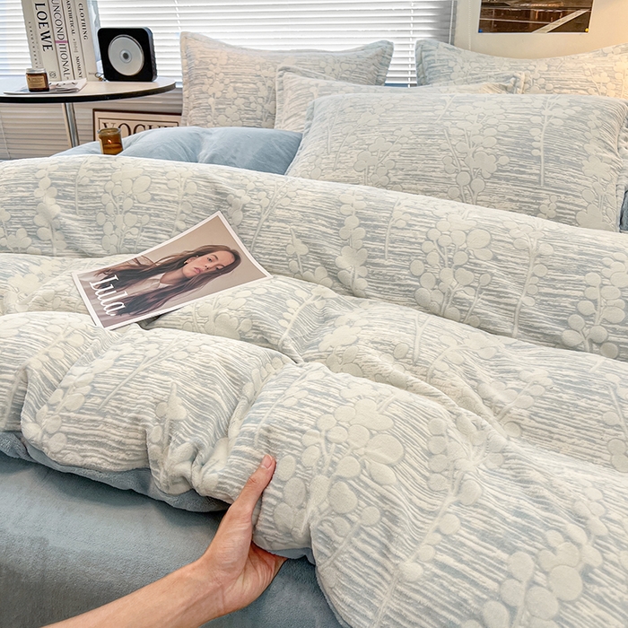 91家纺网 家纺一手货源 找家纺 倾慕家纺 2026新款舒适保暖立体浮雕绒系列单被套 豆蔻年华蓝