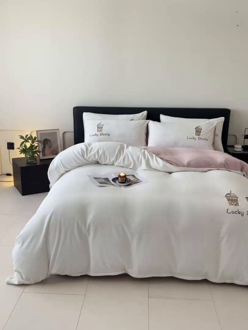 91家纺网 家纺一手货源 找家纺 ONE TWO ONE 121 2025新品牛奶绒纯色刺绣四件套-lucky刺绣系列场景二 Lucky-橘粉