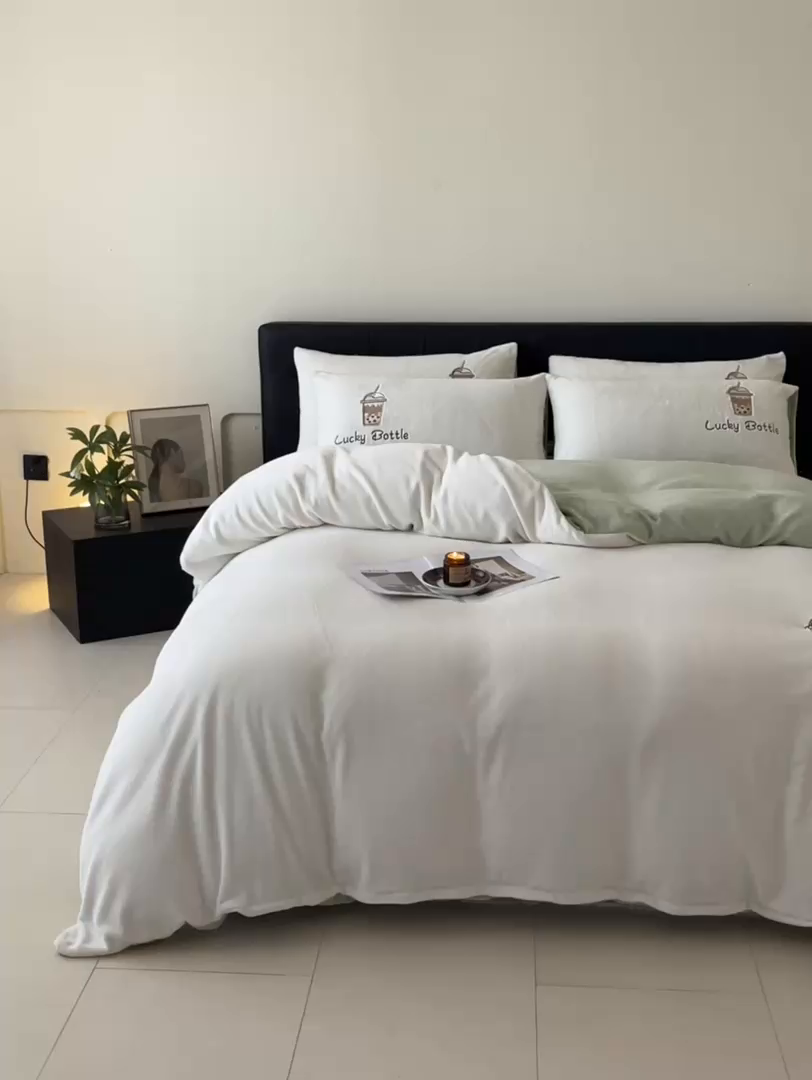 91家纺网 家纺一手货源 找家纺 ONE TWO ONE 121 2025新品牛奶绒纯色刺绣四件套-lucky刺绣系列场景二 Lucky-嫩绿