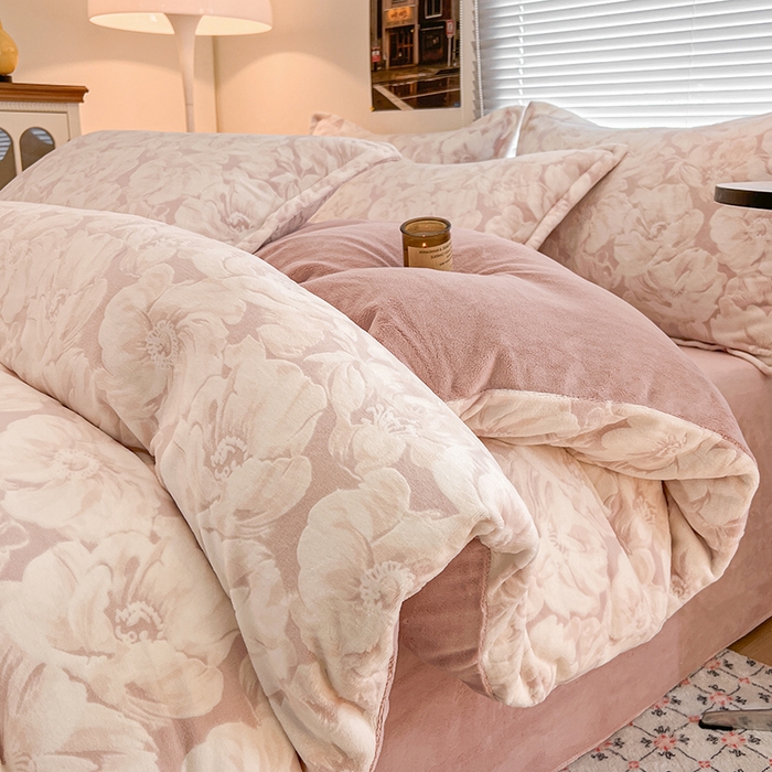 91家纺网 家纺一手货源 找家纺 倾慕家纺 2026新款舒适保暖立体浮雕绒系列单被套 繁华倾心粉