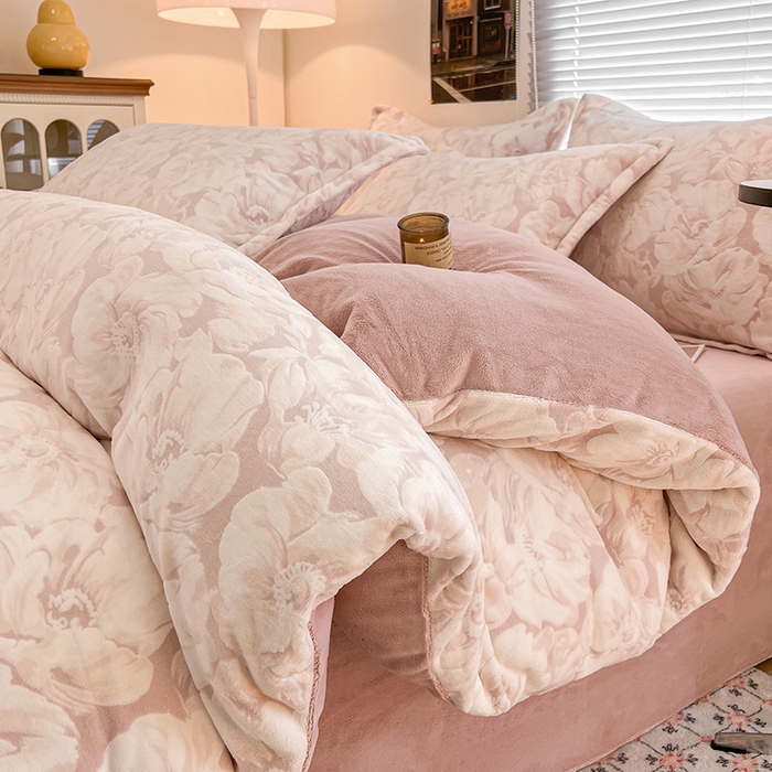 91家纺网 家纺一手货源 找家纺 倾慕家纺 2026新款舒适保暖立体浮雕绒系列单被套 繁华倾心粉
