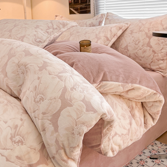 91家纺网 家纺一手货源 找家纺 倾慕家纺 2026新款舒适保暖立体浮雕绒系列单被套 繁华倾心粉
