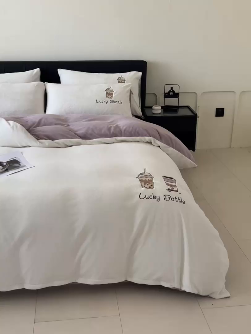 91家纺网 家纺一手货源 找家纺 ONE TWO ONE 121 2025新品牛奶绒纯色刺绣四件套-lucky刺绣系列场景二 Lucky-浅烟紫