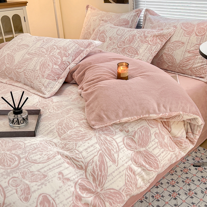 91家纺网 家纺一手货源 找家纺 倾慕家纺 2026新款舒适保暖立体浮雕绒系列单被套 蝴蝶流苏粉