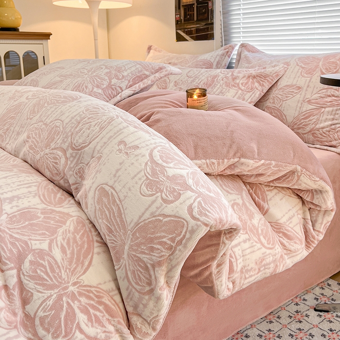 91家纺网 家纺一手货源 找家纺 倾慕家纺 2026新款舒适保暖立体浮雕绒系列单被套 蝴蝶流苏粉