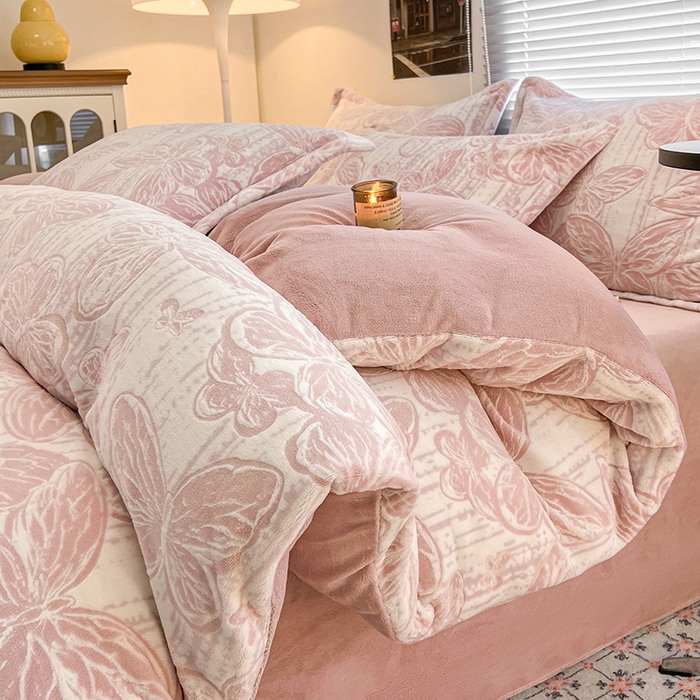 91家纺网 家纺一手货源 找家纺 倾慕家纺 2026新款舒适保暖立体浮雕绒系列单被套 蝴蝶流苏粉