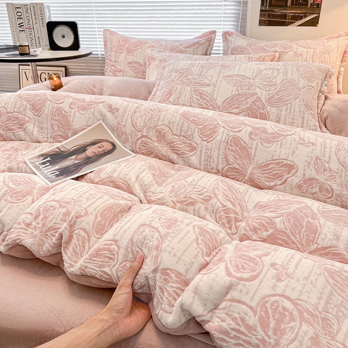 91家纺网 家纺一手货源 找家纺 倾慕家纺 2026新款舒适保暖立体浮雕绒系列单被套 蝴蝶流苏粉