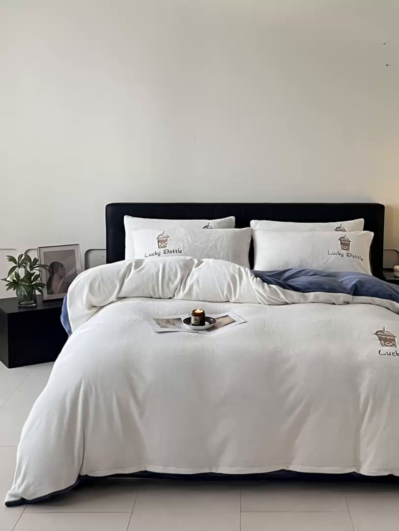 91家纺网 家纺一手货源 找家纺 ONE TWO ONE 121 2025新品牛奶绒纯色刺绣四件套-lucky刺绣系列场景二 Lucky-雾兰