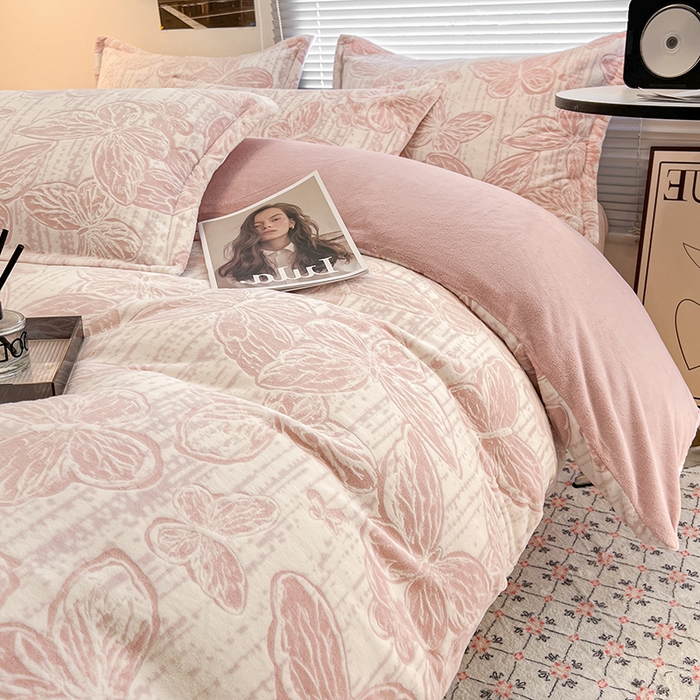 91家纺网 家纺一手货源 找家纺 倾慕家纺 2026新款舒适保暖立体浮雕绒系列单被套 蝴蝶流苏粉